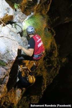 Salvamontiștii nu acționează doar în jurul pârtiilor de ski, ci și în peșteri, lacurilor și râurilor montane.