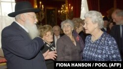 ملکه الیزابت دوم در دیدار با بازماندگان هولوکاست در مراسم یادمان قربانیان هولوکاست در ژانویه ۲۰۰۵