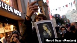 Manifestațiile masive din Iran sunt oglindite de marșuri de solidaritate în alte țări, cum este acesta care a avut loc la Istanbul/Turcia. Protestele au izbucnit după moartea tinerei de 22 de ani, Mahsa Amini, brutalizată în custodia poliției de moravuri. 