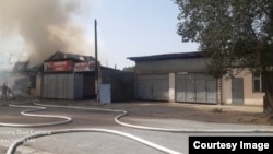 Аткылоодон күйүп кеткен үйдүн өртүн өчүрүү учуру. Баткен шаары. 16-сентябрь, 2022-жыл.