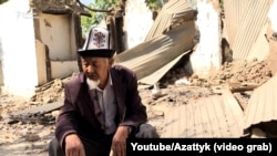 85 беш жаштагы Пайзыла Ысманов чек арадагы куралдуу кагылышта талкаланган үйүнүн жанында. Ак-Сай, Капчыгай айылы. 21-сентябрь, 2022-жыл. 