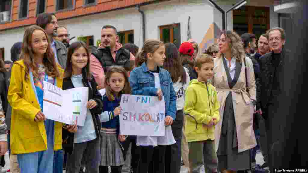 &quot;Hapni shkollat&quot;, &quot;Duam të kthehemi në shkollë!&quot; ishin disa nga pankartat që mbanin nxënës të kësa shkolle gjatë protestës të së hënës.
