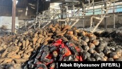 Лейлек аймагындагы Интернационал айылында болгон куралдуу кагылышуу учурунда өрттөлгөн жашылча. 2022-жыл, 19-сентябрь.