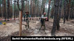 Масовнта гробница во близина на Изум, Украина, 15 септември 2022 година