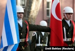 مراسم استقبال از کارامانلیس نخست‌وزیر وقت یونان در آنکارا در ژانویه ۲۰۰۸