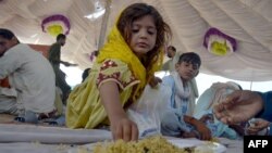 Пакистанда суу каптоодон жабыркаган балдар. 