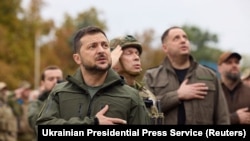 Presidenti i Ukrainës, Volodymyr Zelensky, gjatë vizitës në qytetin Izium, pas rimarrjes nga kontrolli i forcave ruse. Shtator, 2022.