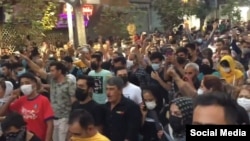 صحنه‌ای از تظاهرات شامگاه یکشنبه در سنندج