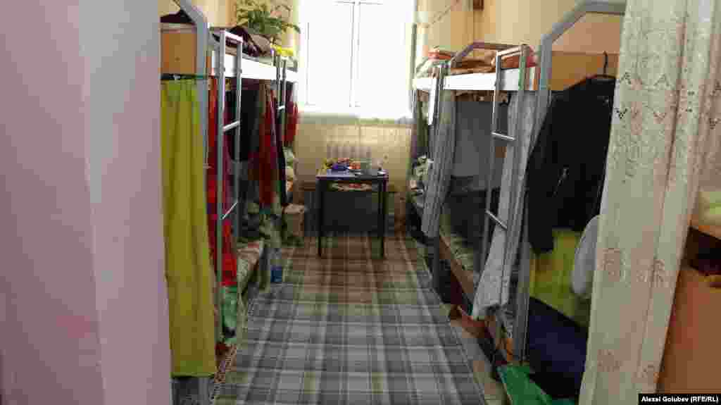 În celulele renovate, de la geamuri au fost scoase o parte din grilaje, pentru ca mai multă lumină să poată pătrunde în încăpere.