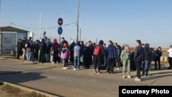 Орусия менен Казакстандын чек арасындагы "Маштаково" бекетинде топтолгон жарандар. 22-сентябрь, 2022-жыл.
