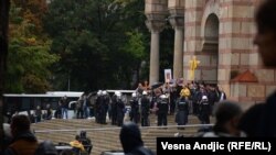 Protesta në Beograd kundër marshit të komunitetit LGBT. 