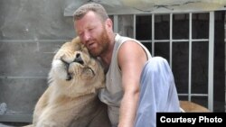 Власник центру каже, що навіть у думках не було кудись вивозити своїх хижаків