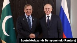 Vladimir Putin dând mâna cu prim-ministrul pakistanez Shehbaz Sharif în timpul unei întrevederi în marja summitului Organizației de Cooperare de la Shanghai (OCS) la Samarkand, Uzbekistan, 15 septembrie 2022