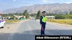 Милиционеры на дороге в Баткенской области. 