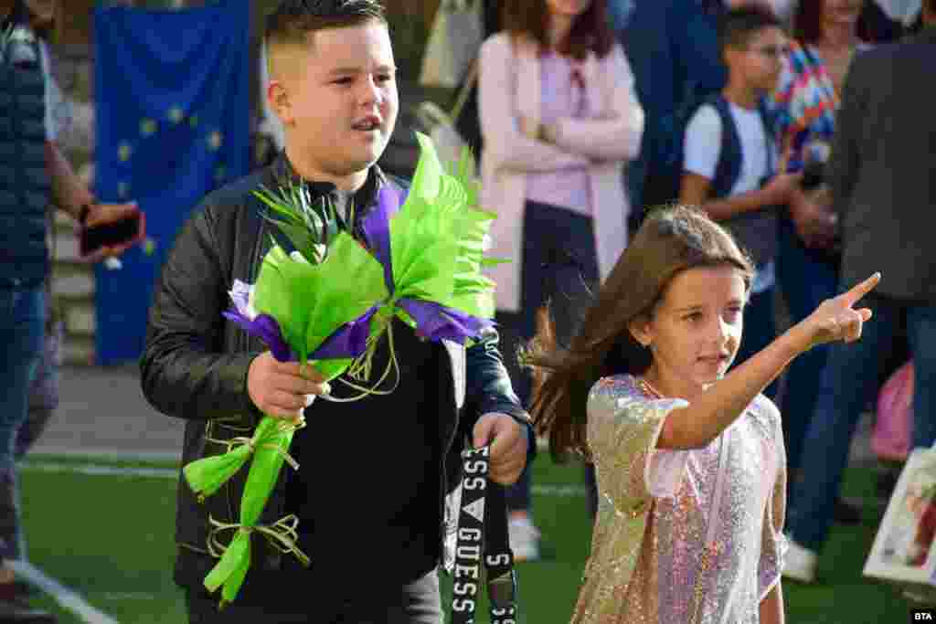 Тези двама ученици са в Благоевград, където близо 2800 първокласници тръгват на училище в четвъртък. Общо учениците в областта са около 34 000.