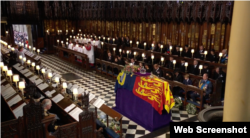 Sicriul cu trupul Reginei Elisabeta a II-a, în interiorul Capelei Sfântului George de la Castelul Windsor.