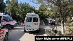 Кареты скорой помощи у больницы в Баткенской области. 17 сентября 2022 года. 