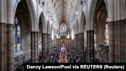 Кралица Елизабет Втора се жени и е коронясана в Уестминстърското абатство