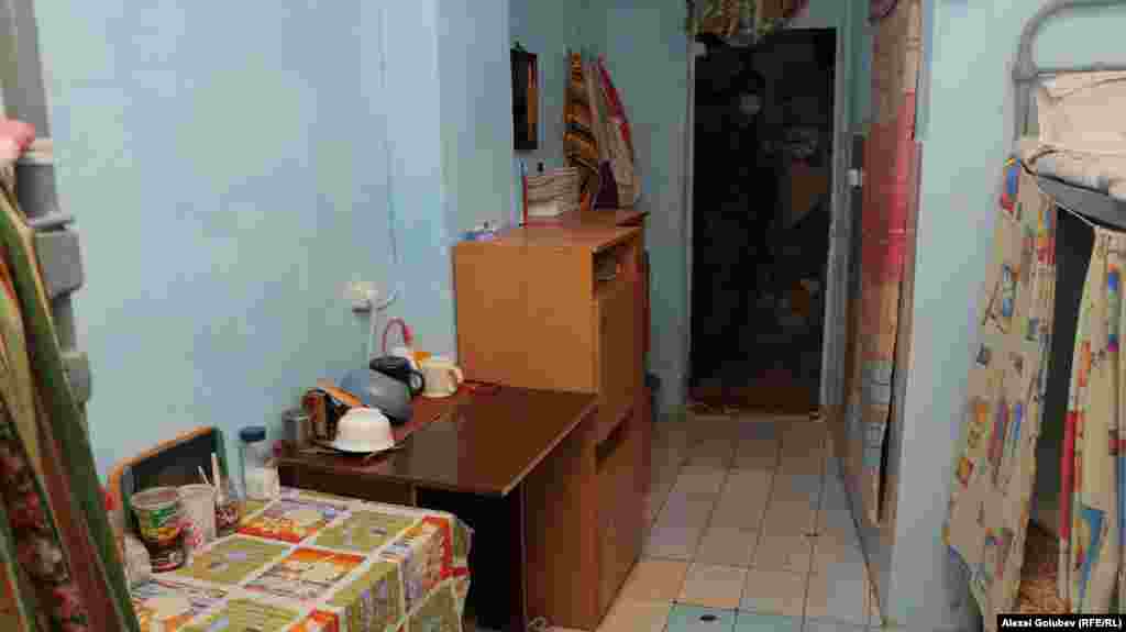 În celulă este și blocul sanitar, care nu este separat cu ușă.