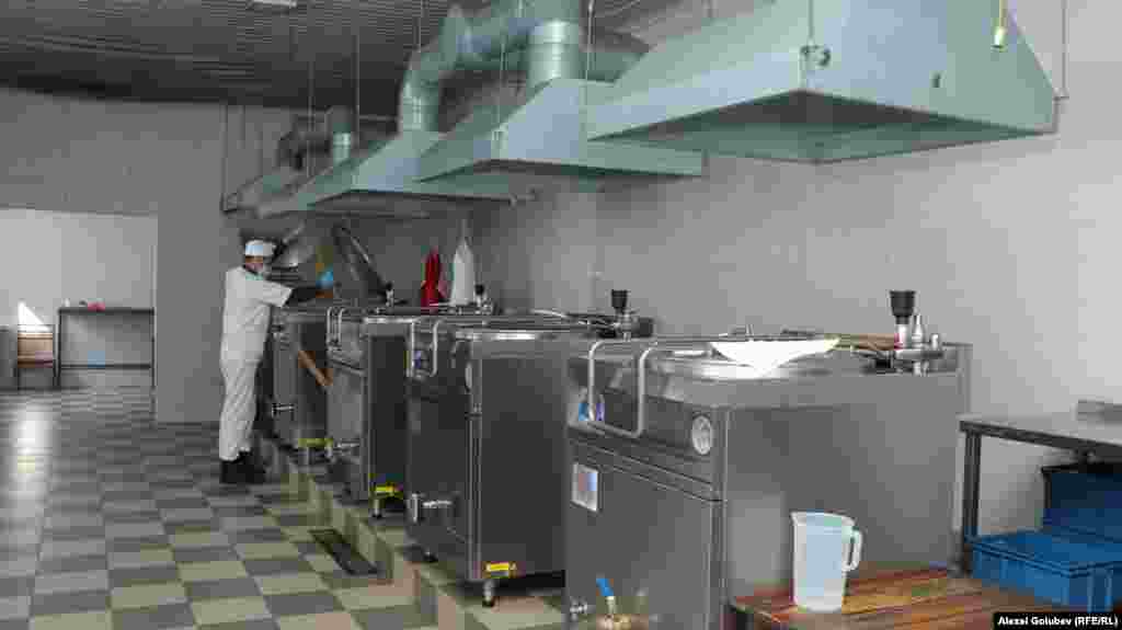 Cantina renovată a penitenciarului, unde sunt preparate cele trei mese pentru deținuți. Mâncare este livrată ulterior în celule.