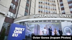 În septembrie 2021, șefa Comisiei Europene a venit la București și a vizitat Spitalul Universitar, primul spital cuprins în PNRR. Programul european presupune 29 de miliarde de euro pentru România, de cheltuit până în 2026. Din cauza întârzierilor, țara a pierdut deja miliarde.
