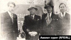 Сүрөттө: 1953-жыл, 1-Май парадынын алдында. Солдон оңго: Чыңгыз Айтматов, Кыргыз айыл чарба институтунун 5-курсунун студенти, М.Н.Лущихин – институттун ректору, А.С.Лукьяненко – институттун парткомунун катчысы, Кубаткул Касымбеков – институттун 5-курсунун студенти.
