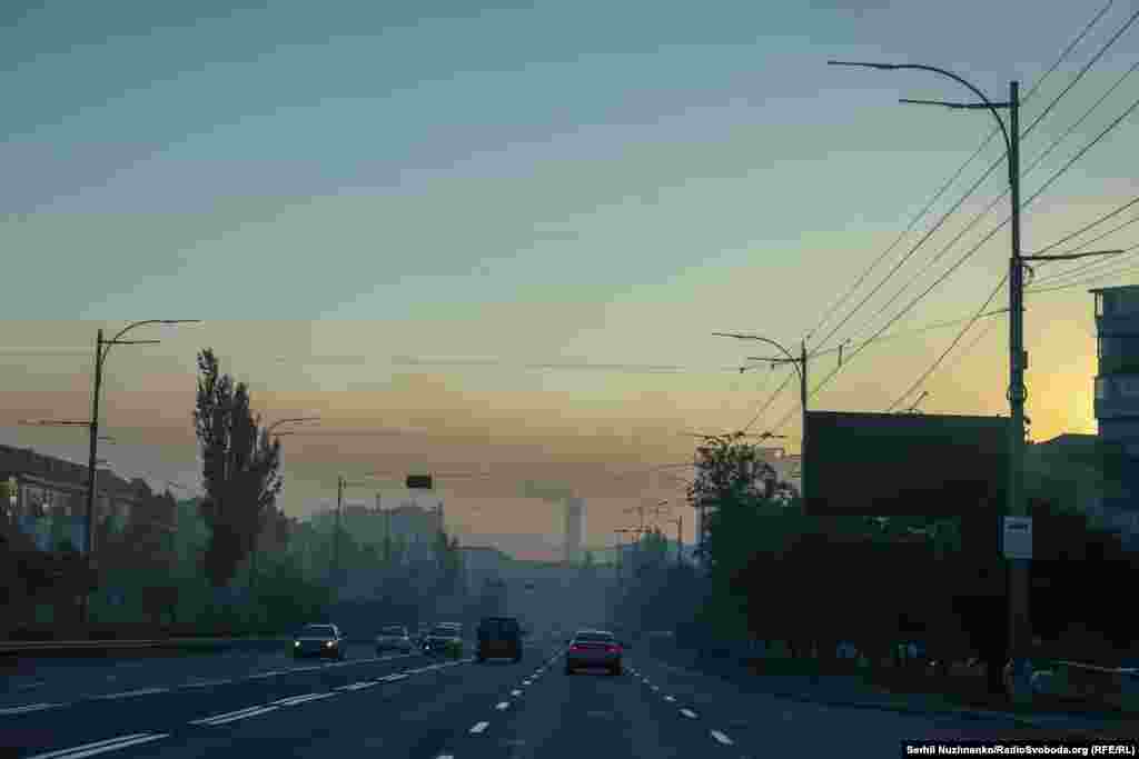 Таким світанок 28 серпня побачили кияни. Через пожежі внаслідок вибухів небо над столицею затягнуло димом