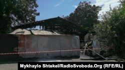 За парканом проходять слідчі дії