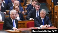 Orbán Viktor miniszterelnök (j) és Semjén Zsolt miniszterelnök-helyettes (első sor, b) szavaz az Országgyűlés plenáris ülésén 2022. május 24-én