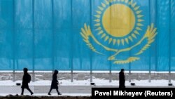 Казакстандын туусу тартылган тосмо жана анын жанында бараткан тургундар. 