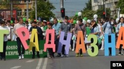 В празничното шествие във Варна се включиха 119 блока от училища, университети, научни и културни институти.