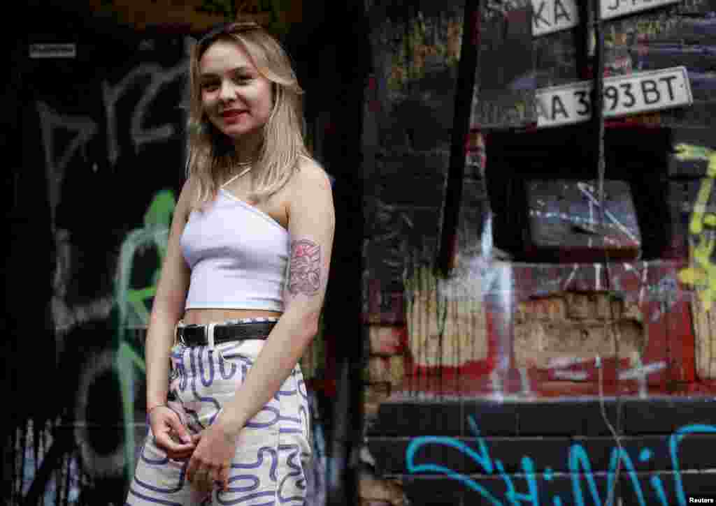 A szintén tizennyolc éves Miroszlava Arnautova első tetoválásnak egy madarat ábrázoló rajzot választott. A motívumot az áprilisi bucsai invázió során elhunyt Ljubov Pancsenko ukrán művész alkotta