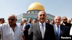 Šef turske diplomatije Mevlut Čavušoglu tokom posete muslimanskom svetilištu u Jerusalimu, 25. maj 2022. 