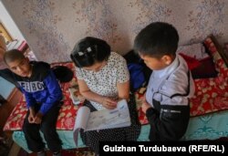 Айдай Адылбекова Айнура Шабданованын неберелери менен.