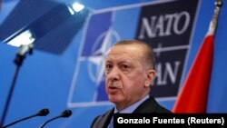 Presidenti i Turqisë, Recep Tayyip Erdogan, gjatë një konference për media në selinë e NATO-s në Bruksel në mars të vitit 2022.