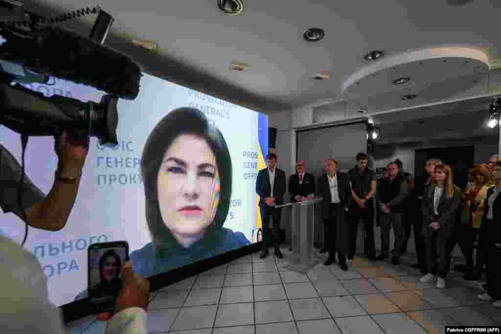 Irina Venediktova ukrán főügyész mond beszédet egy kivetítőn a Viktor Pincsuk Alapítvány által szervezett, az orosz csapatok Ukrajnában elkövetett állítólagos háborús bűneit dokumentáló fotókiállítás megnyitóján Davosban május 22-én