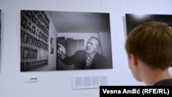 Atdhe Mulla autor je fotogrtafije na kojoj je Hasan Shkreli sa Kosova. Hasan je autoru fotografije ispričao da su mu u proleće 1999. srpske snage ubile ćerku Bukurie (16) i sina Rrahima (19).