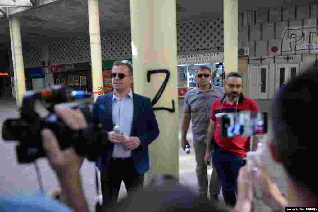 Simbol ili latinično slovo Z ispisano belom bojom prvi put je uočeno uoči invazije Rusije na Ukrajinu u blizini granice dve zemlje.&nbsp; (Foto:&nbsp;Precrtavanje slova Z u Beogradu, 24. maja 2022.)