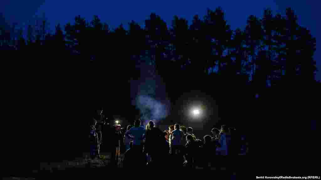 Журналісти беруть інтерв&#39;ю у молодих жителів табору