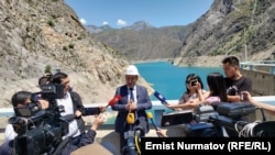 Доскул Бекмурзаев журналисттерге маек берип жатат.