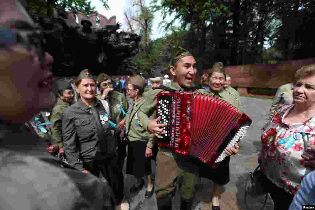 Жеңістің 80 жылдығына арналған мерекеге келген жұрт 28 гвардияшы-панфиловшылар саябағында жүр. 