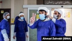 بازدید گروهی از طلاب از بخش کرونای بیمارستان کامکار در قم در اسفند ۹۸