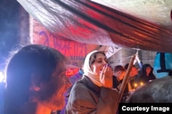 Кульминация Пасхи в руинах - музыканты играют под дождем, все собрались под тентом.