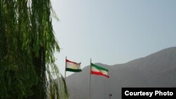 Флаги Таджикистана и Ирана