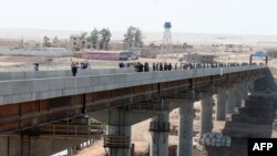 Aşaky Pençde owgan-täjik serhedinde gurlan täze köpriniň açylyş dabarasy. 2007-nji ýylyň 26-nji awgusty.