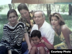 Семья бывшего президента Узбекистана Ислама Каримова (слева направо): Лола Каримова-Тилляева, супруга Каримова – Татьяна Акбаровна, президент Каримов, его старшая дочь Гульнара с сыном Исламом Каримовым-младшим. Архивное фото