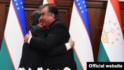 Эмомали Рахмон и Шавкат Мирзияев после подписания межгосударственных соглашений. Душанбе, 9 марта 2018 года