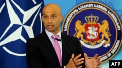 ჯეიმს აპატურაი საქართველოში ამასწინანდელი ვიზიტისას, 2012 წლის 18 ოქტომბერი.