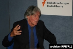 Андре Глюксман під час виступу на «Форумі-2000» у Празі, 2005 рік