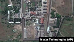 Територія колонії в Оленівці після вибуху 28 липня в бараку, де перебували українські військовополонені. Супутниковий знімок Maxar Technologies, датований 30 липням 2022 року